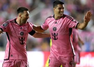 Мессі та Суарес на "рожевій" вечірці сфоткались з дружинами біля ведмедика-гіганта (фото, відео)