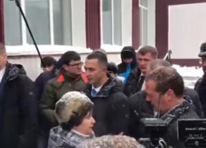 "Три года нет горячей воды": в России пенсионерка встала на колени перед Медведевым (видео)