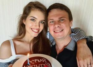 Телеведучий Дмитро Комаров таки розлучається з дружиною: у судовому реєстрі з’явився позов про розірвання шлюбу