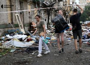 Рятувальники продовжують пошук людей під завалами 16-поверхівки у Києві