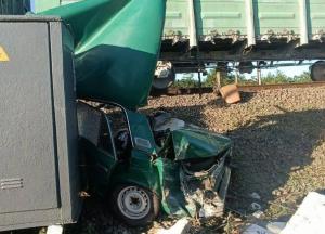 В окупованому Криму поїзд розчавив "шістку" ВАЗ (фото)