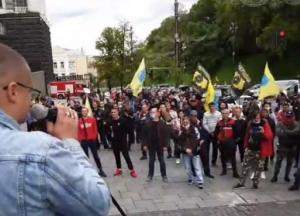 Под Кабмином протесты, правоохранители усилили меры безопасности (фото)