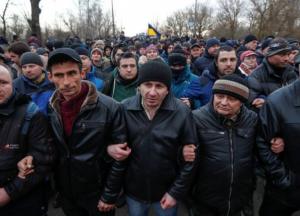 В Новых Санжарах столкновения из-за прибытия эвакуированных из Китая (трансляция)