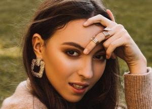 Дочь Оли Поляковой снялась обнаженной, прикрывшись подушкой (фото)