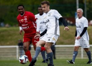 Макрон забив гол у пенальті в матчі з легендами футболу (відео)