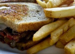 Медики рассказали, чем опасен отказ от хлеба и картофеля 