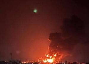 У Росії уражено Саратовський НПЗ, після вибухів почалася пожежа: з’явилось відео