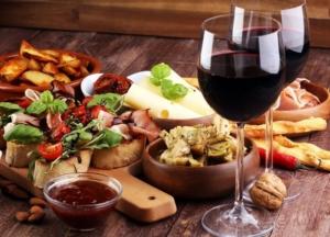 Названы продукты, которые не стоит сочетать с алкоголем