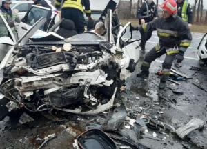 Авто превратилось в кучу металлолома: на трассе Киев-Чоп произошло ужасное ДТП (фото, видео)