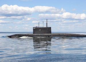 Подводная лодка России проводит учения в Черном море