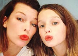 Дочь Милы Йовович впервые снялась для обложки журнала (фото)