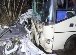 На Львовщине столкнулись легковушка, автобус и грузовик: есть жертва