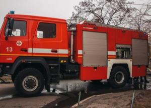 В Киеве горело админздание, людей эвакуировали через окна (фото)