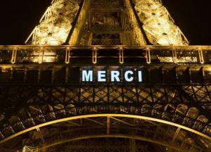 На Эйфелевой башне высветилось слово Merci в благодарность медикам (фото)