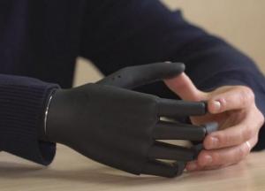 На ЛГБТ-акції у Києві військовий ударив протезом поліцейського по голові і зламав його: фото та відео