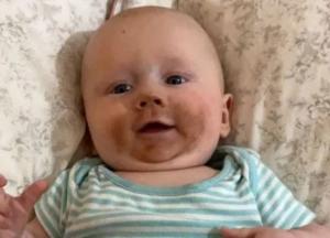 Мать покормила сына грудью после нанесения автозагара и рассмешила пользователей соцсетей (фото)