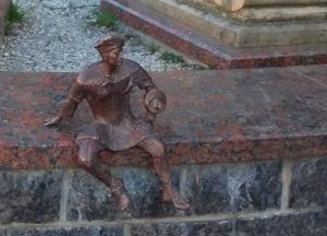 В центре Луцка украли скульптуру символа города - кликуна (фото)