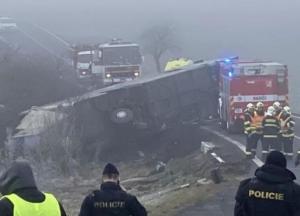 В Чехии перевернулся автобус с десятками детей