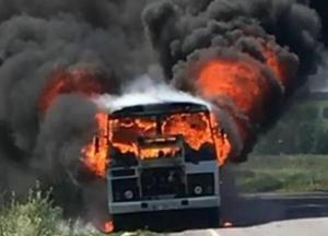 На Полтавщине на ходу загорелся пассажирский автобус (фото)