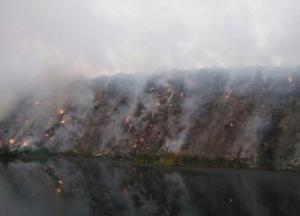 Неизвестные подожгли мусорный полигон под Черниговом: десятки спасателей борются (фото)