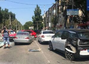 В Одессе авто влетело в остановку: есть пострадавшие (фото)