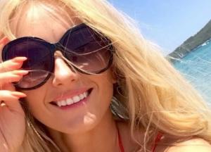 Украинская звезда показала шикарную грудь в красном купальнике (фото, видео)