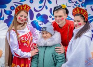 Жуткие кокошники и пляски на крови: в Донецке отпраздновали День народного единства с Россией (фото)