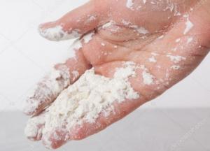 В Краматорске обсыпали мукой женщину-кандидата в депутаты (фото)