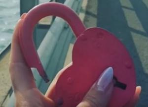 Из новобрачных — в рецедивисты: россиян наказали за «замок любви», который они повесили на Крымском мосту (видео)
