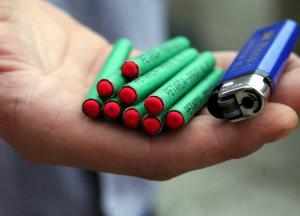 Поджигала петарду: в Полтавской области из-за взрыва девочке оторвало фаланги пальцев