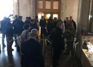 В ГБР ворвались "сторонники Порошенко" в балаклавах