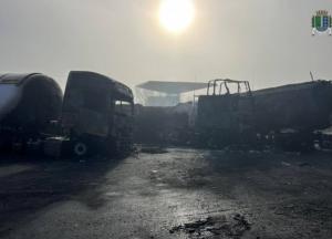 Після ворожої атаки в Ізмаїлі згоріли фури, двоє людей загинули, є поранені: відео прильоту та фото наслідків