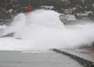 Поваленные деревья и волны по 7 метров: Испанию накрыл мощный шторм (видео)