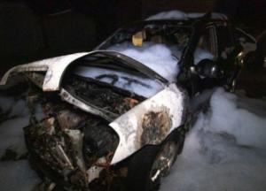 В Киеве во дворе жилого дома вспыхнул внедорожник (видео)