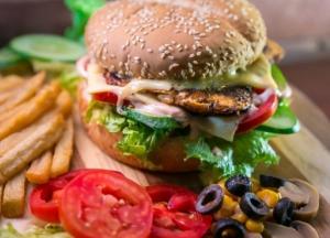 Ученые выяснили, как фаст-фуд влияет на сон и память подростков