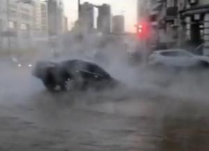 В Киеве перекрёсток Саксаганского и Шота Руставели залило кипятком (видео)
