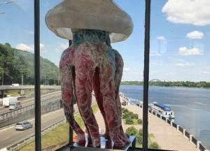 В метро Киева установили гигантскую медузу: скульптура не простояла и дня (фото)