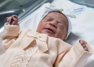 Забавный снимок серьезного младенца насмешил Сеть (фото)