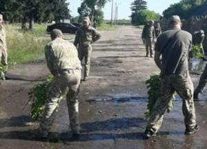 В Луцке военные вычерпывали из луж воду накануне визита Зеленского  (фото, видео)
