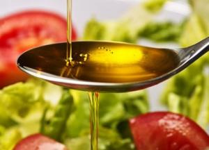 Названо лучшее масло для заправки салатов и для жарки пищи 