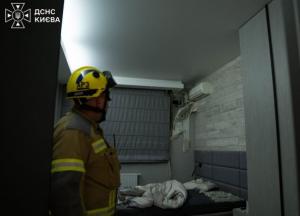 Зруйнована стіна та вибиті вікна: російський шахед пошкодив 16-поверхівку у Києві (фото)