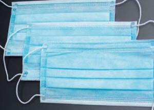 В Киеве мужчина в медицинской маске напал на почтовое отделение