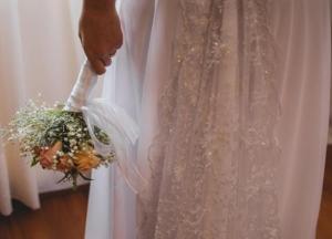 64-летняя женщина вышла замуж за парня, которого перед этим усыновила (фото)