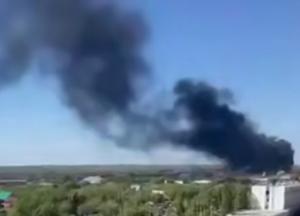 В Оренбурзі раптово вибухнула ТЕЦ, але в МНС РФ горить склад із лакофарбовими виробами (відео)