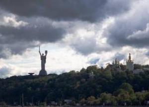 Ураган в Киеве: ветер сорвал крышу и повалил дерево (видео)