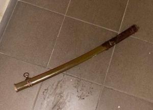 В Одессе мужчина мечом крушил двери соседей (фото)