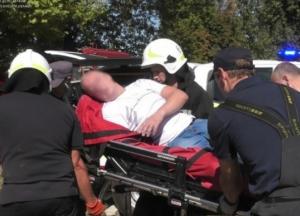 В Херсоне на прохожего с крыши упала бетонная плита (фото)