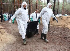 Ексгумація тіл із місця масового поховання в Ізюмі завершена: у поліції розкрили подробиці (фото)