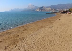 На пляже в Крыму посреди октября заметили "последних" туристов (фото)