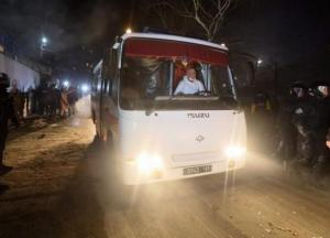 Во Львове кашляющего мужчину пассажиры за ногу выволокли из автобуса (видео)